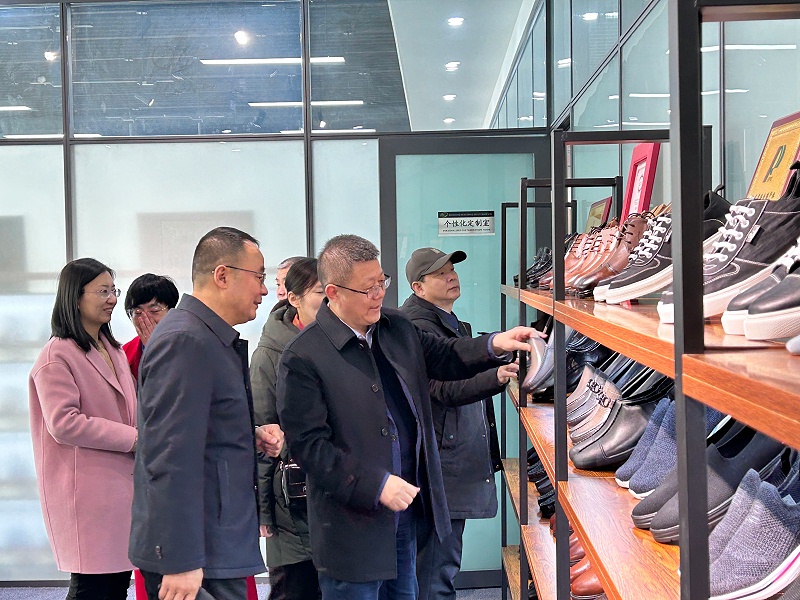 中國皮革協(xié)會副理事長陳占光一行蒞臨百華鞋業(yè)指導(dǎo)工作 中國皮革協(xié)會副理事長陳占光一行蒞臨百華鞋業(yè)指導(dǎo)工作