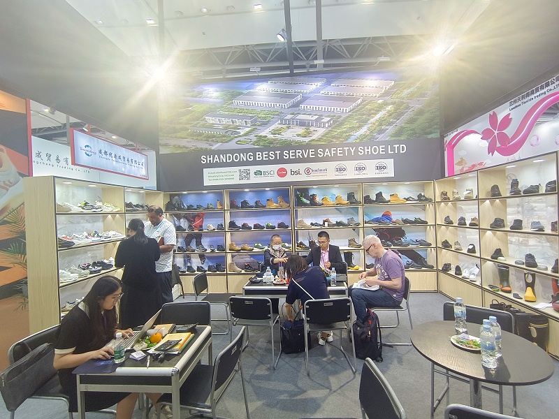 展會進行時|百華鞋業(yè)亮相第135屆中國進出口商品交易會（廣交會）三期，展會現場人氣爆棚！