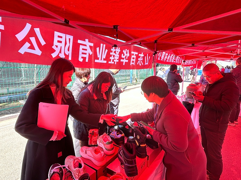 百華鞋業(yè)受邀參加“首屆中國諸葛亮杯若鯉大賽”暨名優(yōu)特產(chǎn)展覽會活動！