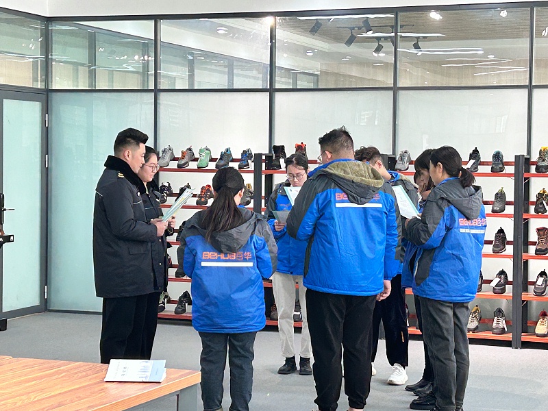 百華鞋業(yè)開展“構(gòu)筑和諧勞動關(guān)系，營造良好用工環(huán)境”宣傳