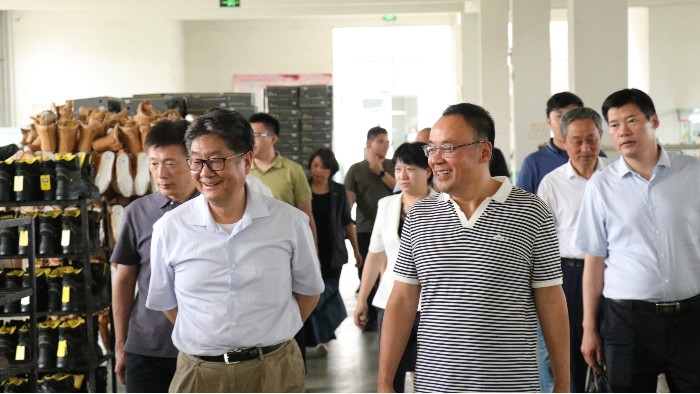 山東省貿(mào)促會黨組成員、副會長劉曉江一行蒞臨百華鞋業(yè)調(diào)研指導