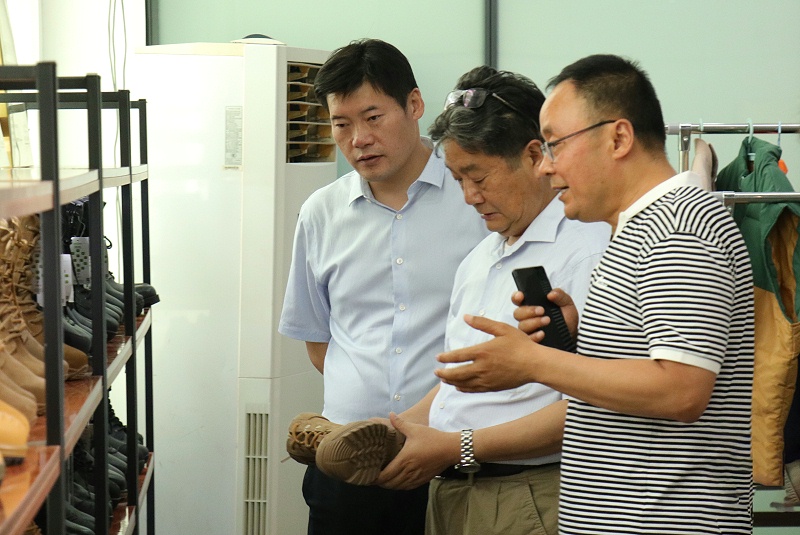 山東省貿(mào)促會(huì)黨組成員、副會(huì)長劉曉江一行蒞臨百華鞋業(yè)調(diào)研指導(dǎo)