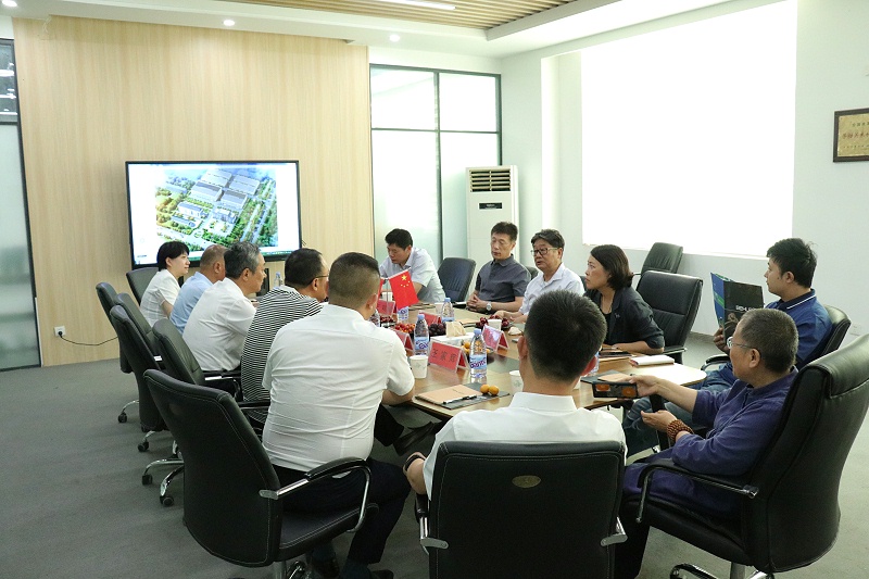 山東省貿(mào)促會(huì)黨組成員、副會(huì)長劉曉江一行蒞臨百華鞋業(yè)調(diào)研指導(dǎo)