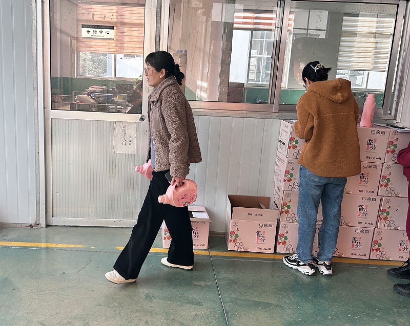 情系員工 | 百華鞋業(yè)為女職工發(fā)放“三八”暖心福利 情系員工 | 百華鞋業(yè)為女職工發(fā)放“三八”暖心福利