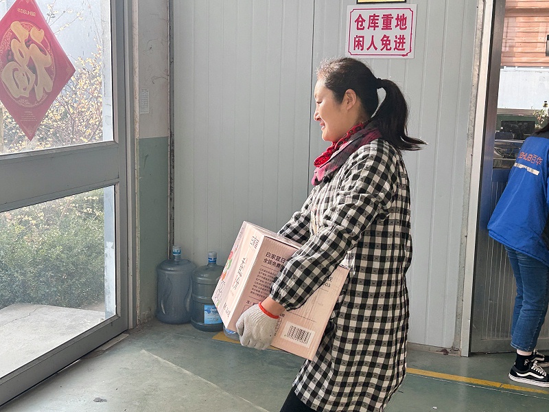 情系員工 | 百華鞋業(yè)為女職工發(fā)放“三八”暖心福利 情系員工 | 百華鞋業(yè)為女職工發(fā)放“三八”暖心福利